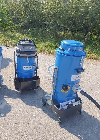 Zwei Industriesauger